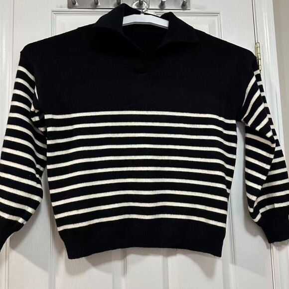 Black and White Striped Women's Sweater （L/XL） - Picture 16 of 16